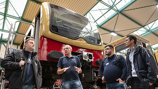 Ganz andere Größenordnungen als in einer Autowerkstatt Fertigungsleiter Rudloff erklärte, wie die Züge an verschiedenen Stationen fit für die Weiterfahrt gemacht werden.