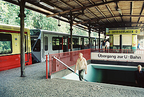 Ein kristallblauer Prototyp der Baureihe 480 (480 501) gekoppelt mit einem Zug in den klassischen S-Bahnfarben (480 006) am S-Bahnhof Gesundbrunnen am 5. August 1991