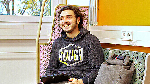 Feivel Zotter im Pausenraum der Ausbildungswerkstatt auf ausgebauten Sitzbänken der Baureihe 485 Feivel Zotter im Pausenraum der Ausbildungswerkstatt auf ausgebauten Sitzbänken der Baureihe 485