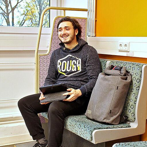 Lernen mit Geschichte Feivel Zotter im Pausenraum der Ausbildungswerkstatt auf ausgebauten Sitzbänken der Baureihe 485