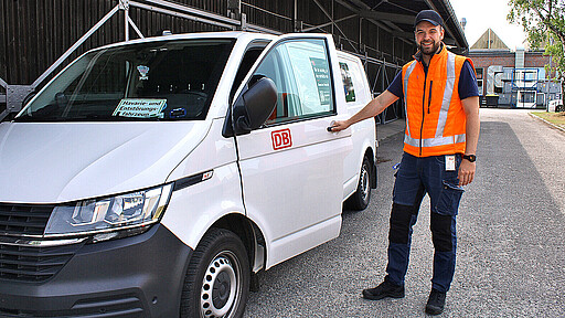 Teamleiter Marvin Schmalz am Einsatzwagen