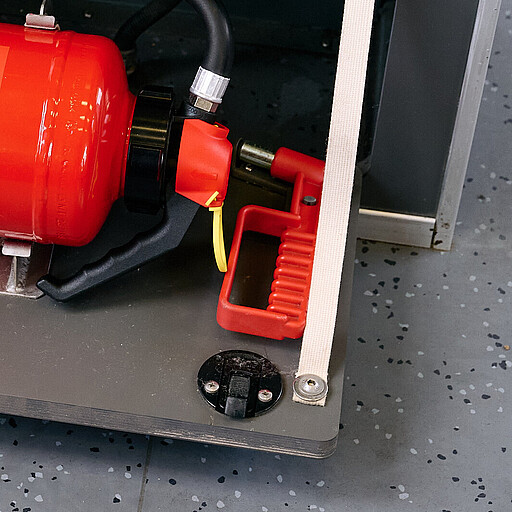 Wenn Türen blockiert sind, Fenster einschlagen.