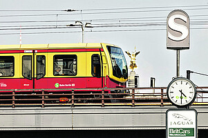 S-Bahn train against the background of Berlin’s “Goldelse” (Victory Column)