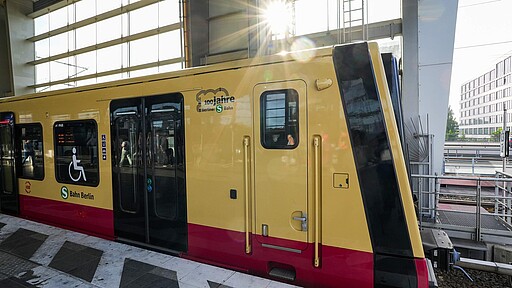 S-Bahn Berlin Baureihe 484 am Gleis mit 100-Jahre-Logo