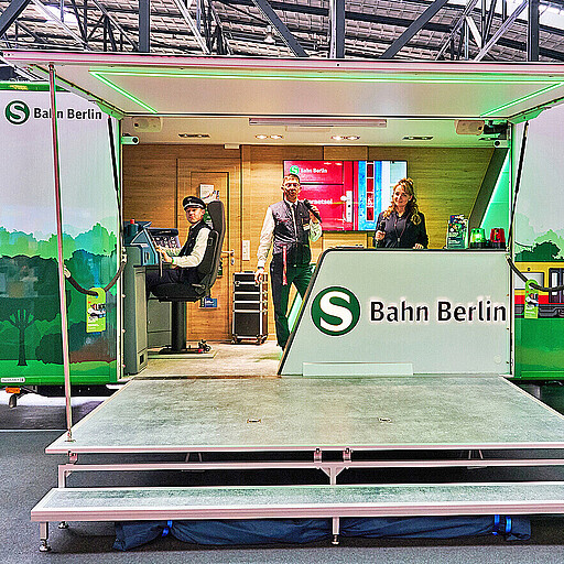 S-Bahn Berlin sucht Fachkräfte Beim Festival der Riesendrachen informiert das Recruiting-Team der S-Bahn Berlin an seinem Promotion-Fahrzeug über Ausbildung und offene Stellen, unter anderem an einem Fahrsimulator mit Originalsoftware.