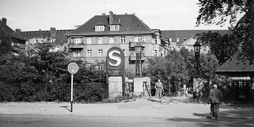 Witzleben Der Zugang von der Rognitzstraße zum Bahnhof Witzleben in den 1960er-Jahren. Im Hintergrund sind die Wohnungen der Charlottenburger Baugenossenschaft auf der anderen Seite des Dresselstegs zu sehen.