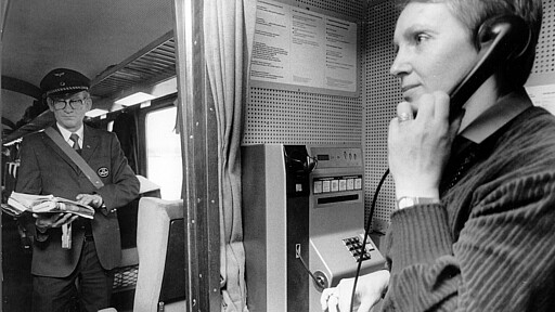 Eine Bahnmitarbeiterin bedient 1983 einen öffentlichen Fernsprecher im Intercity – ein Beispiel früherer Tätigkeitsfelder von Frauen bei der Bahn.