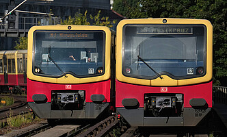 Zwei S-Bahnen der modernisierten Baureihe 481 nebeneinander