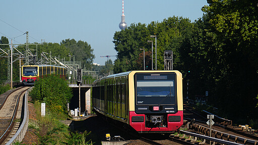 Baureihe 483 fährt in Tunnel, im Hintergrund eine S-Bahn der modernisierten Baureihe 481 und der Alex