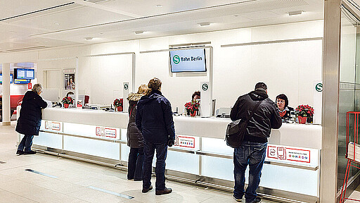 Wir helfen Ihnen weiter, bei einer Tarifänderung Ihre Tickets umzutauschen. Wir helfen Ihnen weiter, bei einer Tarifänderung Ihre Tickets umzutauschen.