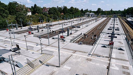 Der Bahnhof bietet Fahrgästen nach den Bauarbeiten eine bessere Beleuchtung und moderne Zuginformationsmonitore.