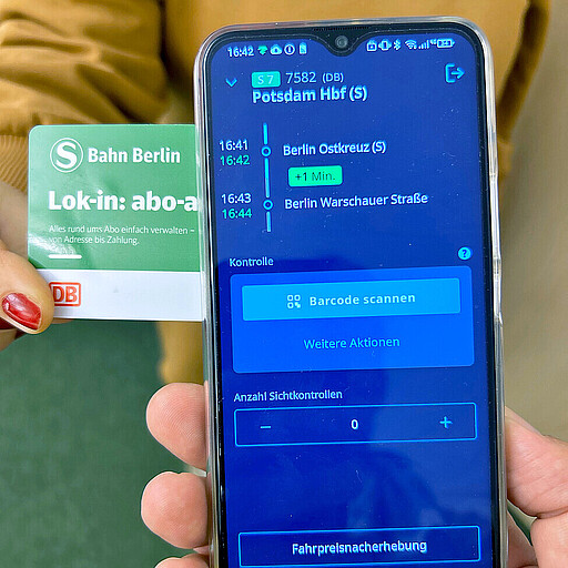 Schnell und komfortabel wird das Ticket mit dem Smartphone gescannt.