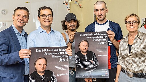 Freuen sich über den Start der Plakataktion: Andreas Mende, Geschäftsführer des Trägers Beratung + Leben GmbH, S-Bahn-Chef Peter Buchner, die ehrenamtlichen Helfer Daniel Marquardt und Adam Donaiski sowie Tagesstätten-Leiterin Simona Barack (v.l.n.r)