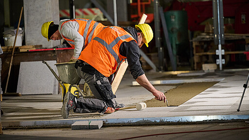 Frisch aus Italien Die Bodenplatten in der vorläufigen unterirdischen S-Bahn-Station werden bereits verlegt.