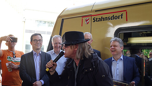 Zugtaufe Stahnsdorf Ein Minikonzert gab es von Lindenberg-Double Torsten Exner.