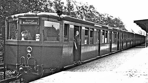 Umlauf H/12 von Falkensee nach Königs Wusterhausen Ein paar Jahre später im Bahnhof Zeuthen: Umlauf H/12 von Falkensee nach Königs Wusterhausen am 23. Mai 1956.