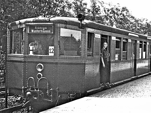 Umlauf H/12 von Falkensee nach Königs Wusterhausen Ein paar Jahre später im Bahnhof Zeuthen: Umlauf H/12 von Falkensee nach Königs Wusterhausen am 23. Mai 1956.