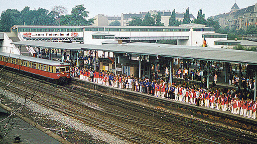 1973: Zahlreiche Fahrgäste bei den Weltfestspielen am Ostkreuz