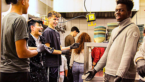 Teamarbeit, die verbindet Ob Kochen oder Abwasch – beim Projekt „Meet & Eat“ packen alle mit an.