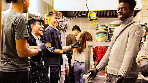 Teamarbeit, die verbindet Ob Kochen oder Abwasch – beim Projekt „Meet & Eat“ packen alle mit an.