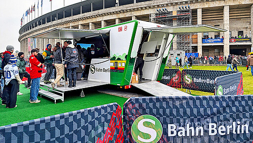 Das Promo-Mobil der S-Bahn Berlin begeisterte mit dem Fahrsimulator die internationalen Fans.