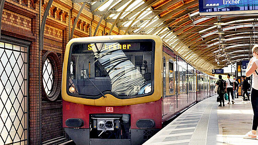 S3 Richtung Erkner am Bahnsteig