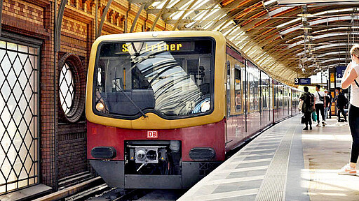 S3 am Hackeschen Markt S3 Richtung Erkner am Bahnsteig