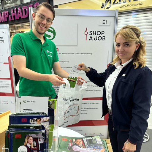 Am Messestand beantworten Recruiter:innen Fragen zu Ausbildung, Umschulung und Bewerbung.