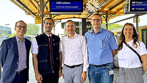 Gemeinsam zum Erfolg S-Bahn-Chef Peter Buchner, Mohammad Omidi, Dirk Schieritz, Leiter Quer- schnittsfunktionen, S-Bahn-Ausbildungsleiter Jens Klischies und Lena Jorek, Senior-Recruiterin Personalgewinnung (v. l.) beim Pressetermin am S-Bahnhof Schöneweide.