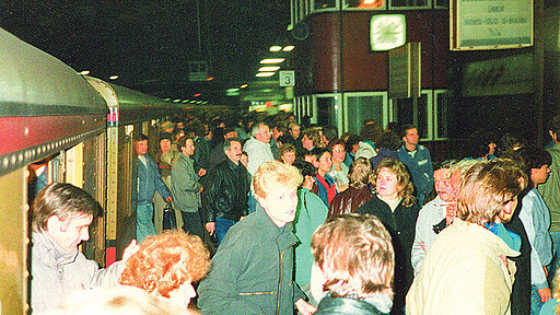 Gefüllter Bahnsteig des S-Bahnhofs Friedrichstraße vom November 1989