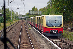 Ein modernisierter Zug der Baureihe 481 als S41 auf dem Ring
