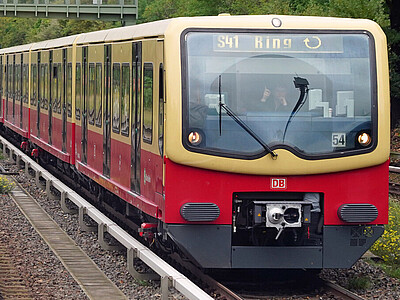 Ein modernisierter Zug der Baureihe 481 als S41 auf dem Ring