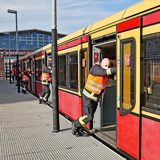 Feuerwehrübung Friedrichsfelde Anschieben lässt sich eine S-Bahn nicht, geschweige denn anhalten, wenn der Koloss erst einmal ins Rollen gekommen ist.