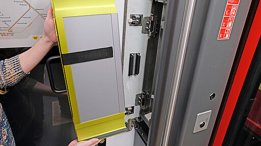 Einblick in die neue S-Bahn Die Rollstuhlrampe befindet sich direkt hinter dem Führerstand.