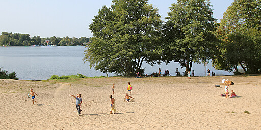  An der größten und schönsten Badestelle des Flakensees fühlt man sich fast ein wenig wie am Mittelmeer. 