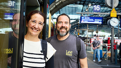 Wissen, wie voll es ist Nadia und Jörg wissen dank der neuen Technik, dass im vorderen Teil der S-Bahn noch Platz ist.