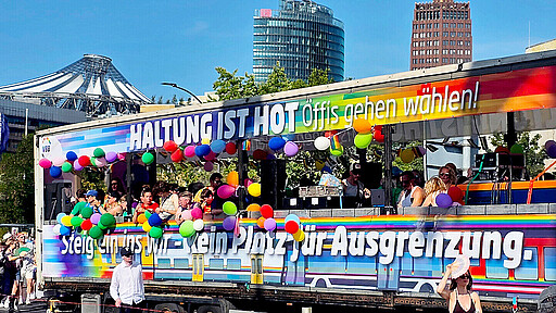 Der VBB und Verkehrsunternehmen setzten ein Zeichen für Vielfalt, Toleranz und Sichtbarkeit.