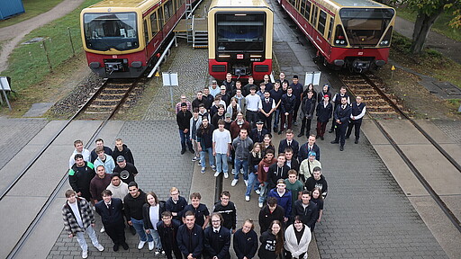 Die neuen Azubis der S-Bahn Berlin vor den derzeit aktiven Baureihen auf dem Gelände des Werks Schöneweide Die neuen Azubis der S-Bahn Berlin vor den derzeit aktiven Baureihen auf dem Gelände des Werks Schöneweide