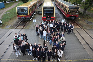 Zusammen mehr erreichen Die neuen Azubis der S-Bahn Berlin vor den derzeit aktiven Baureihen auf dem Gelände des Werks Schöneweide