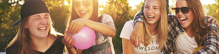 Jugendliche Freunde lachen!