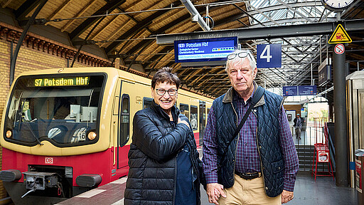 Eddi und Horst finden die neue Anzeige spannend und haben Glück: Am Bahnhof Bellevue leuchtet die Anzeige für fast alle Wagen grün. Eddi und Horst finden die neue Anzeige spannend und haben Glück: Am Bahnhof Bellevue leuchtet die Anzeige für fast alle Wagen grün.