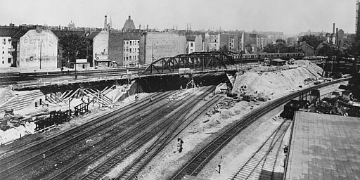 Schöneberg Baubeginn im Jahr 1931 für den neuen Umsteigebahnhof Schöneberg. Er wird den westlich (links) liegenden Ringbahnhof Ebersstraße ersetzen und ab 1933 ein Umsteigen von der Ringbahn auf die Wannseebahn ermöglichen.
