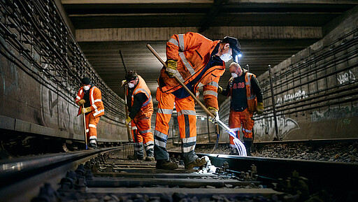 Um den Nord-Süd-S-Bahn-Tunnel wieder fit für 760 Züge pro Werktag zu machen, tauschen die Gleisbauer:innen Schienen und Schotter aus.