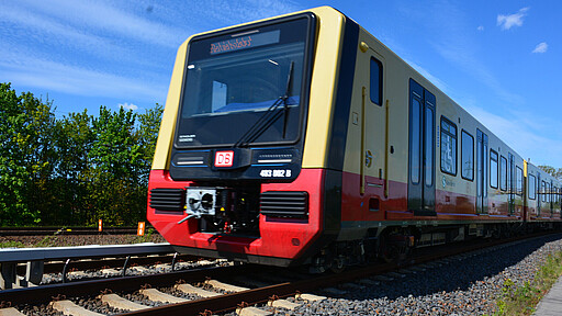 Die neue S-Bahn Auf der Schiene unterwegs: ein Zug der Baureihe 483