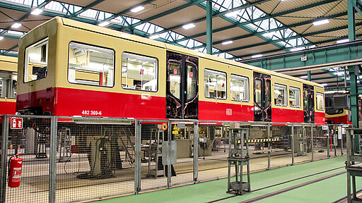 Ein Fahrgast-Innenraum auf dem Prüfstand Erste Prüfungen erfolgen bereits während der Montage des Fahrgast-Innenraumes.