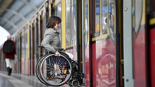Rollstuhlfahrerin unterwegs mit der S-Bahn