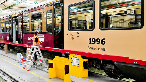 100-Jahre-Jubiläumszug Der Jubiläumszug wird im Werk beklebt und lässt ab 8. August die Baureihen der vergangenen 100 Jahre optisch wiederaufleben.