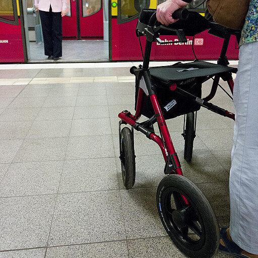 Beim letzten Mobilitätstraining nutzten viele Fahrgäste die Gelegenheit, das Ein- und Aussteigen mit dem Rollator zu üben.
