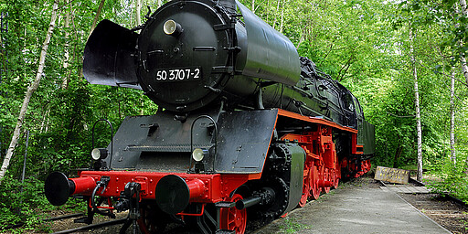  Die über 80 Jahre alte, ausrangierte Dampflok stammt aus dem Jahr 1940. 