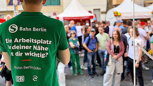 S-Bahner Linus Leißner sorgte beim S-Bahn-Quiz für Spaß und kleine Goodies.